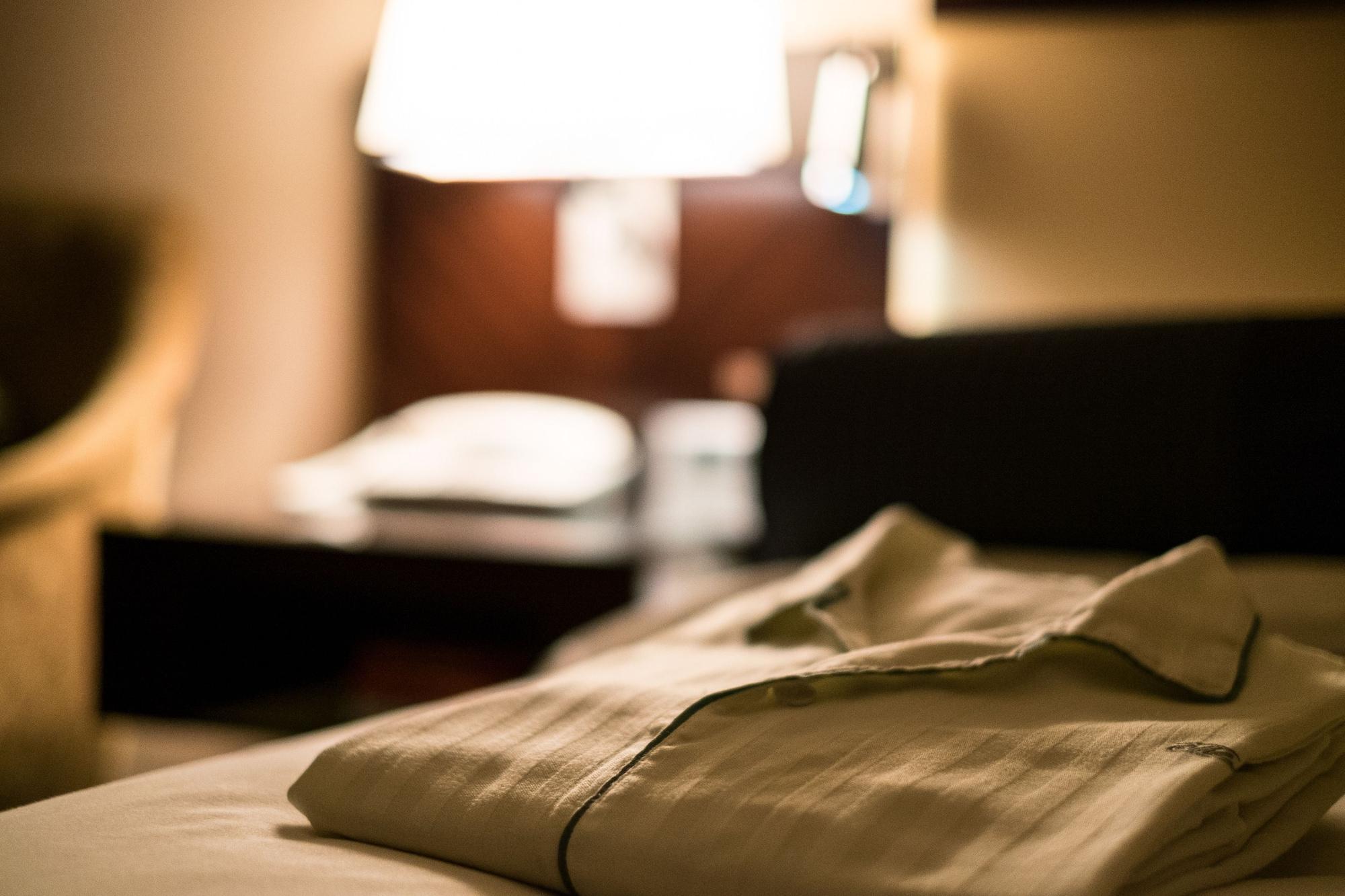 Hotel New Otani Hakata Fukuoka  Luaran gambar A shirt left on a bed