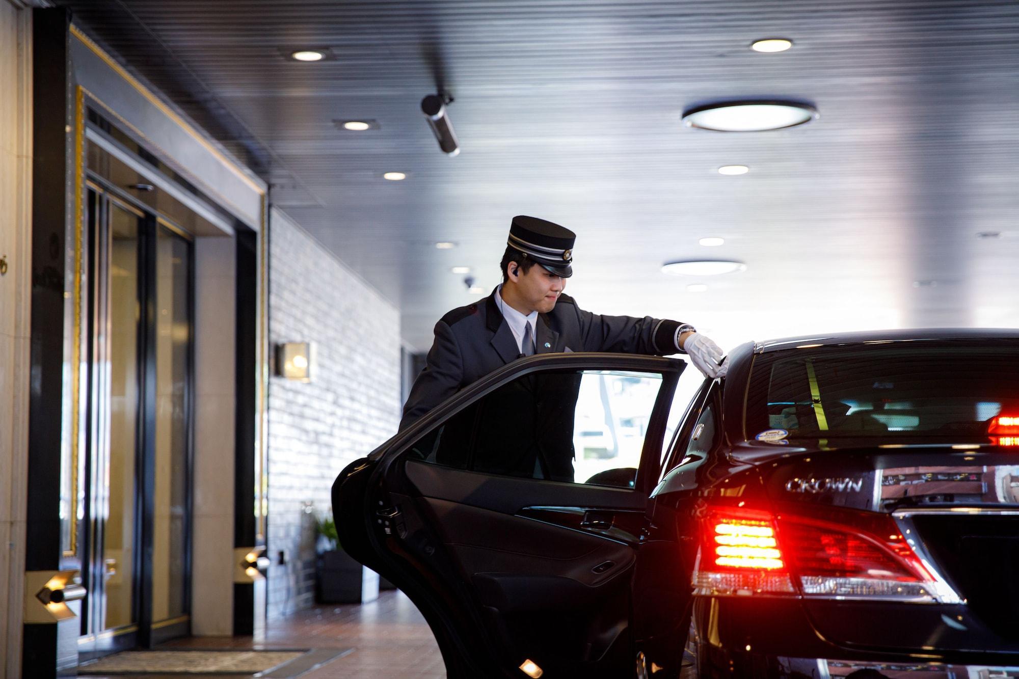 Hotel New Otani Hakata Fukuoka  Luaran gambar A chauffeur opening a car door