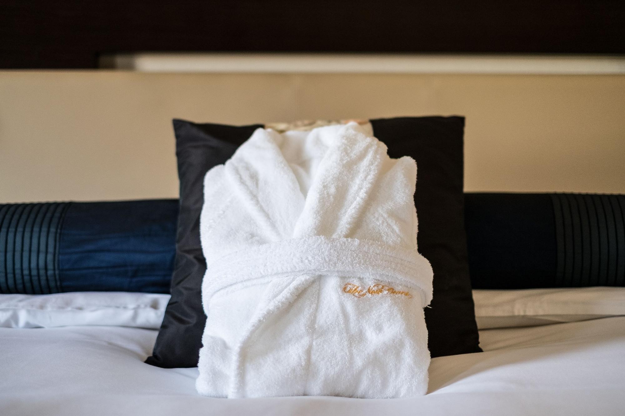 Hotel New Otani Hakata Fukuoka  Luaran gambar A bathrobe