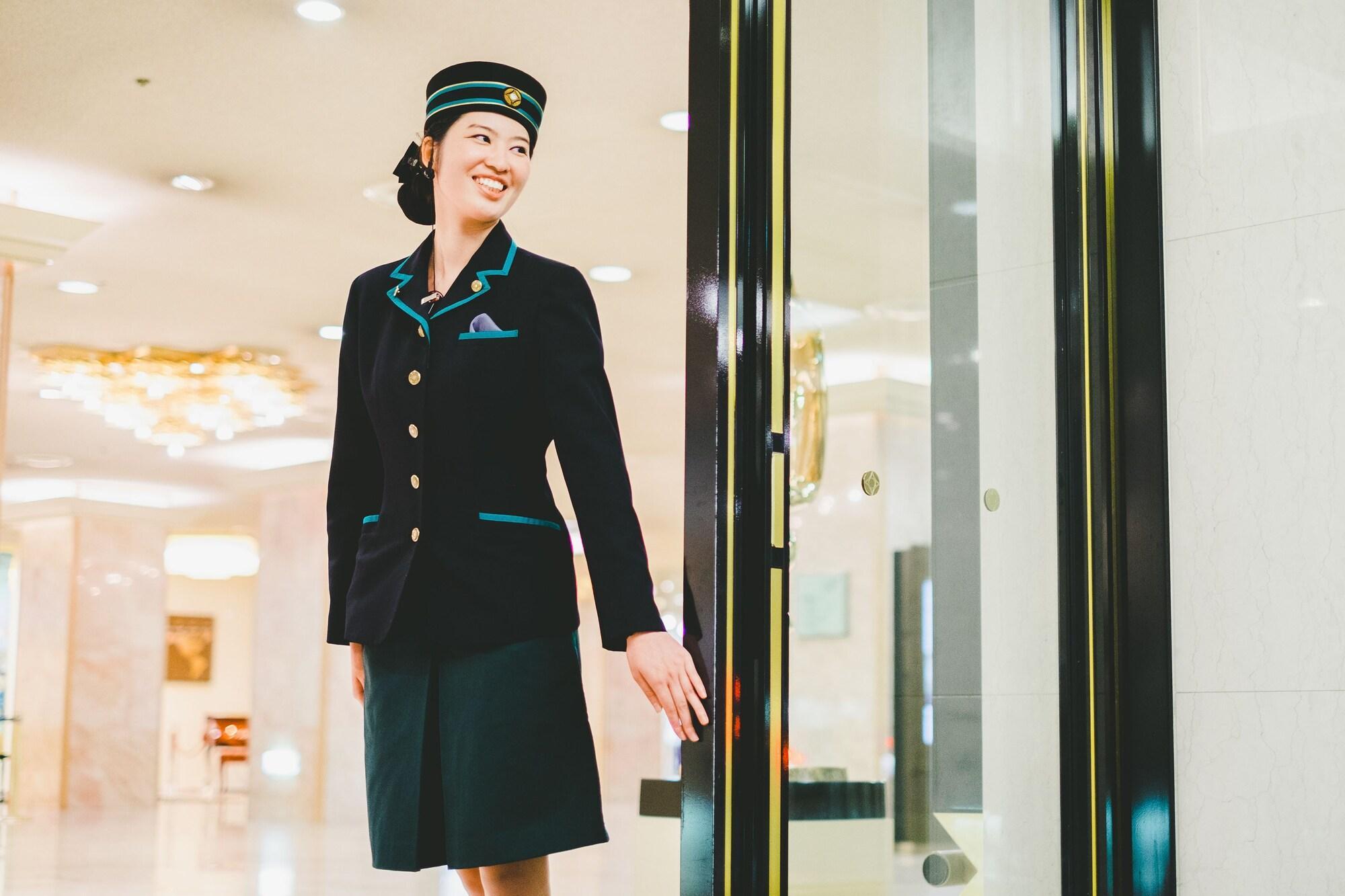 Hotel New Otani Hakata Fukuoka  Luaran gambar A female doorman at the entrance of a hotel