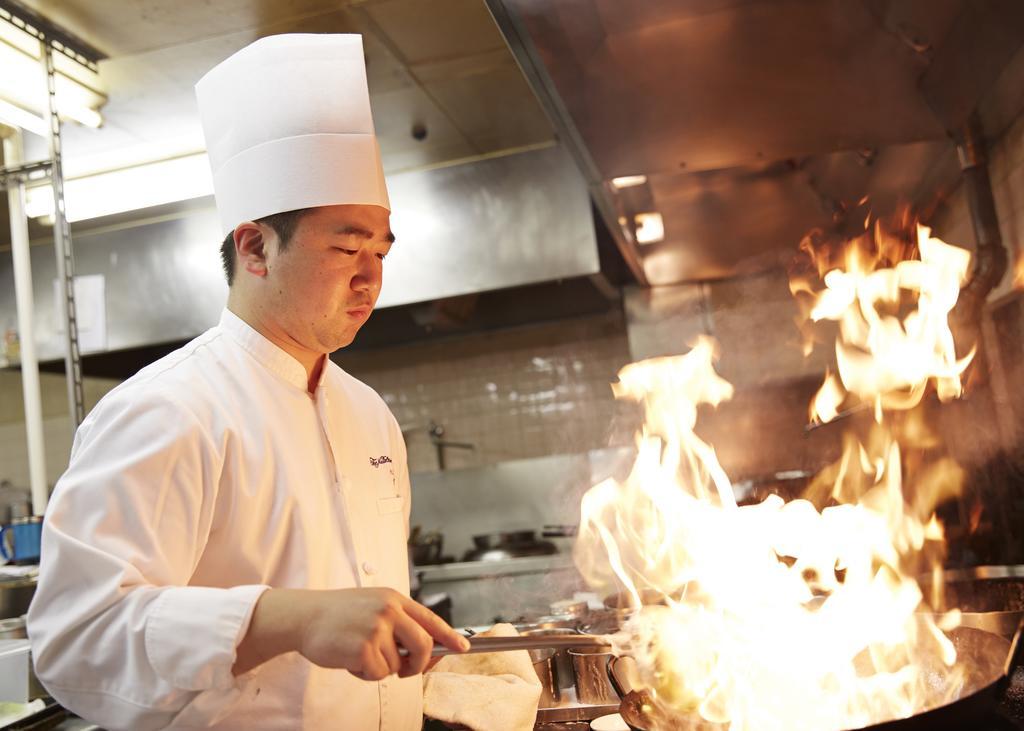 Hotel New Otani Hakata Fukuoka  Luaran gambar A chef cooking with a wok