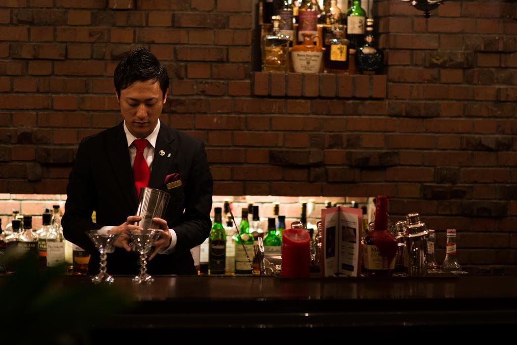 Hotel New Otani Hakata Fukuoka  Luaran gambar A bartender at work